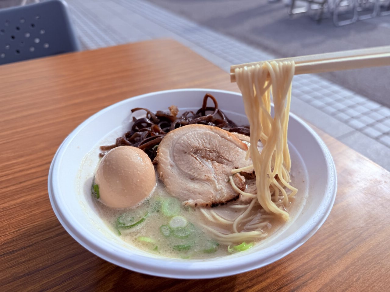 東洋電化中央公園で開催された「第3回 こうちラーメン博」の様子(2025年11月21日撮影)