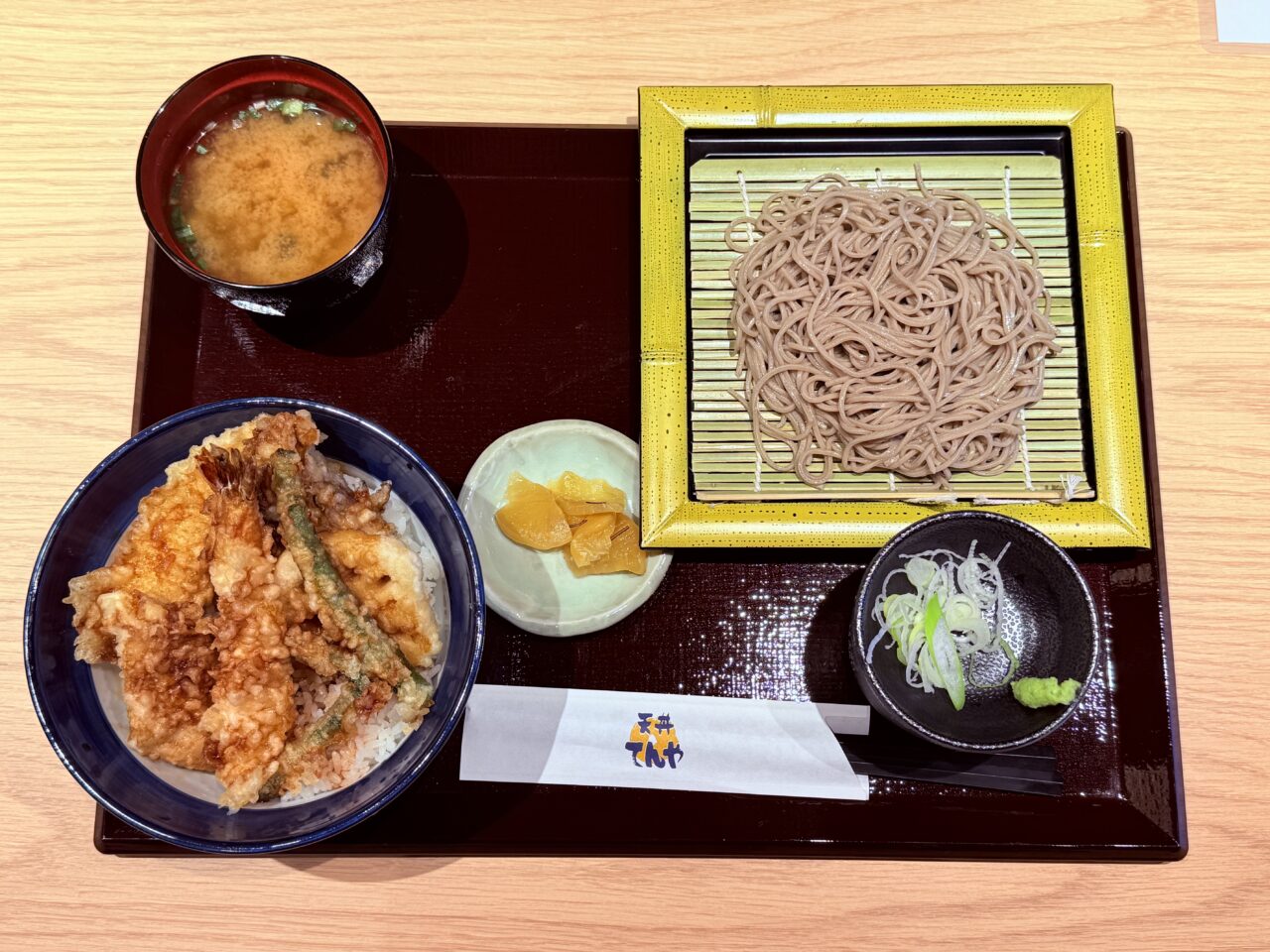 高知県初出店の「てんや高知インター店」のオールスター天丼と（小）藪そばサービスセット