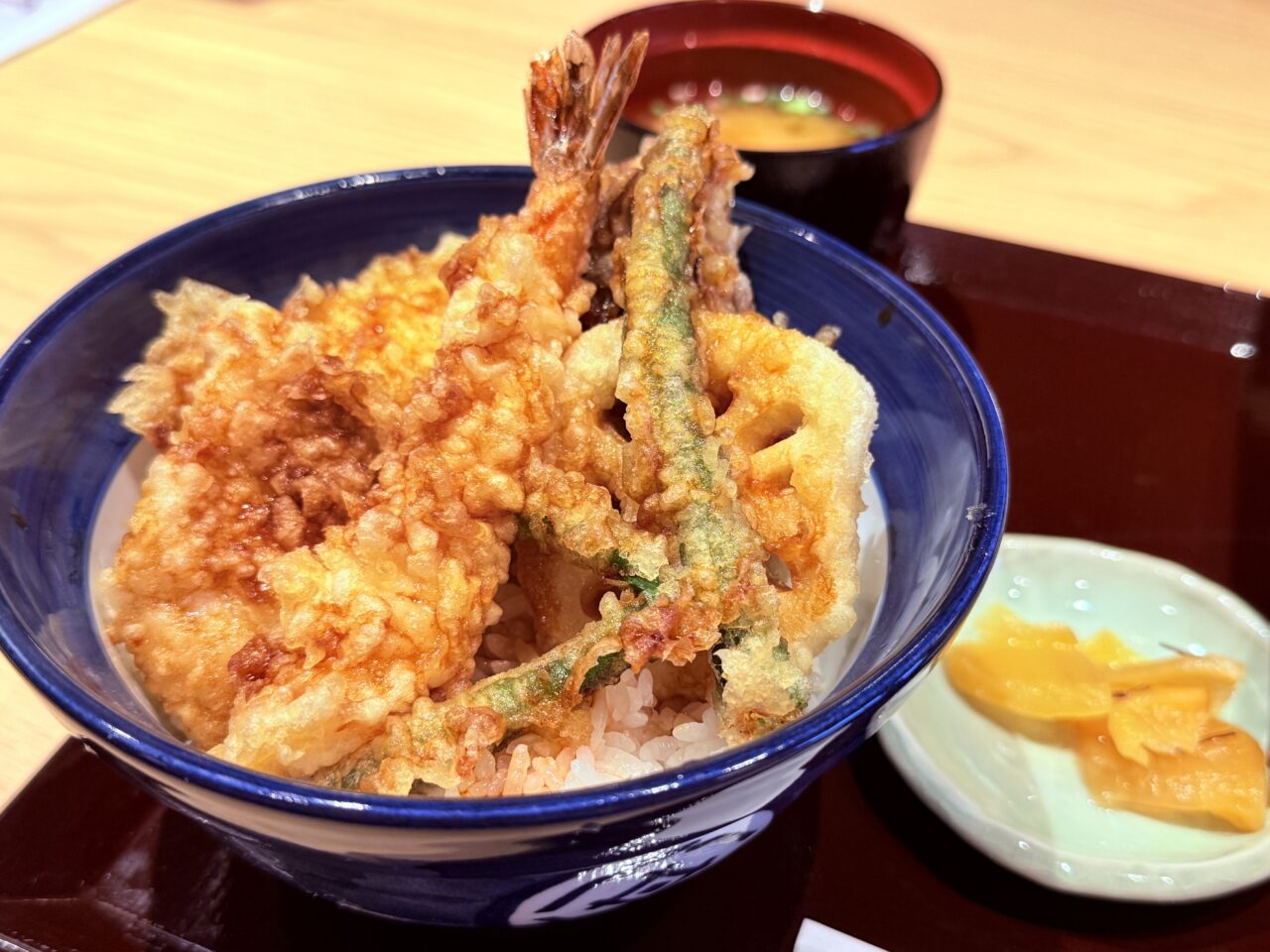 高知県初出店の「てんや高知インター店」のオールスター天丼