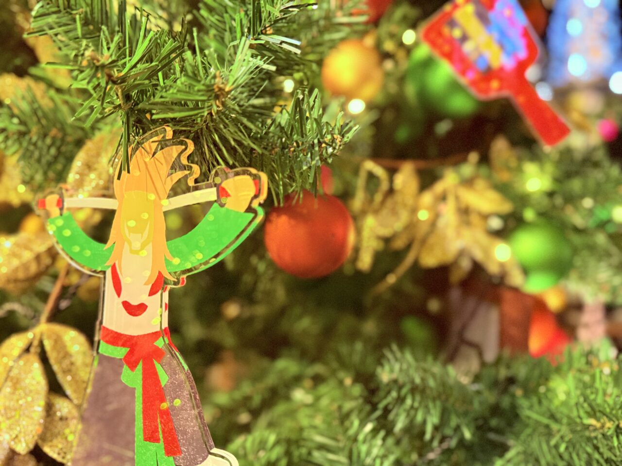 「クリスマスマーケット 2025 in 高知」に飾られた「よさこい高知文化祭2026」をPRする“よさぶんツリー”