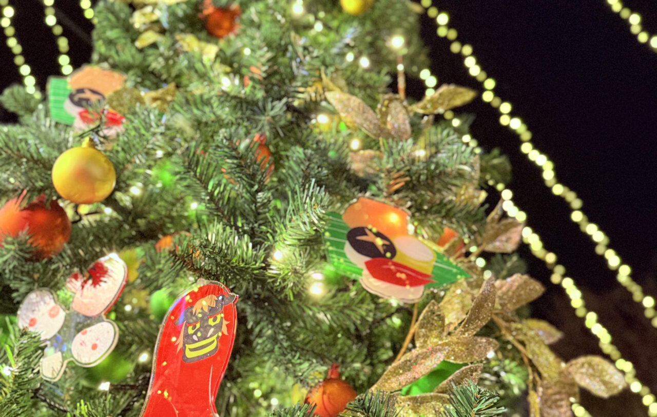 「クリスマスマーケット 2025 in 高知」に飾られた「よさこい高知文化祭2026」をPRする“よさぶんツリー”