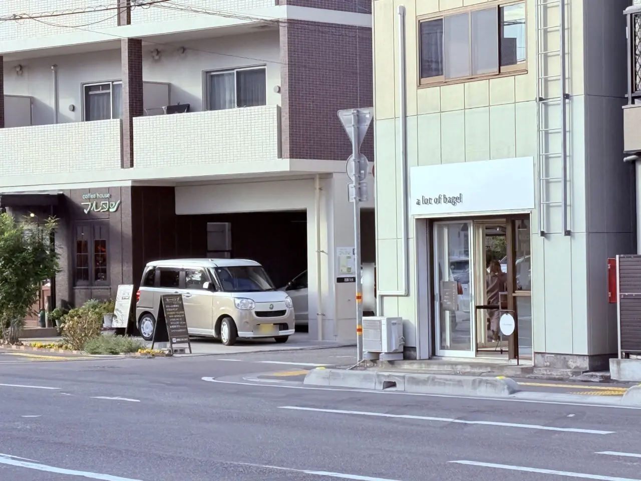 2025年12月6日にプレオープンしたベーグルとカヌレのお店「a lot of bagel」の周辺の様子