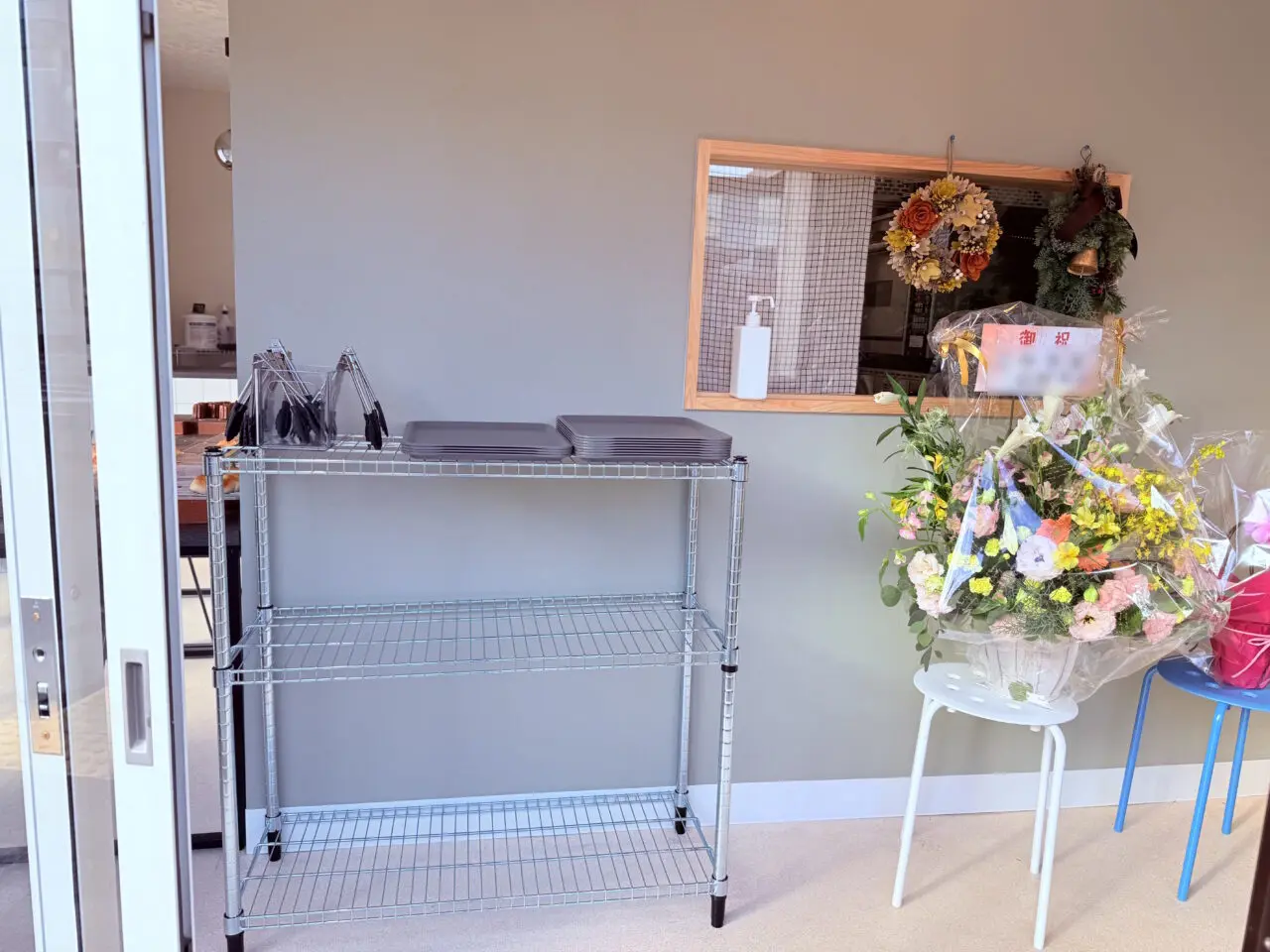 2025年12月6日にプレオープンしたベーグルとカヌレのお店「a lot of bagel」の店内の様子