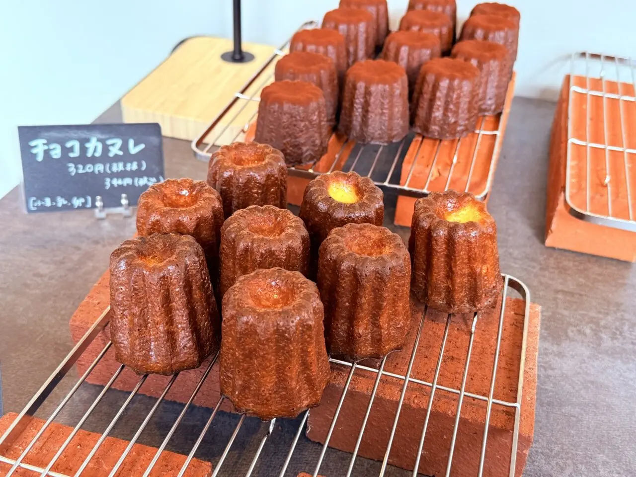 2025年12月6日にプレオープンしたベーグルとカヌレのお店「a lot of bagel」のカヌレ