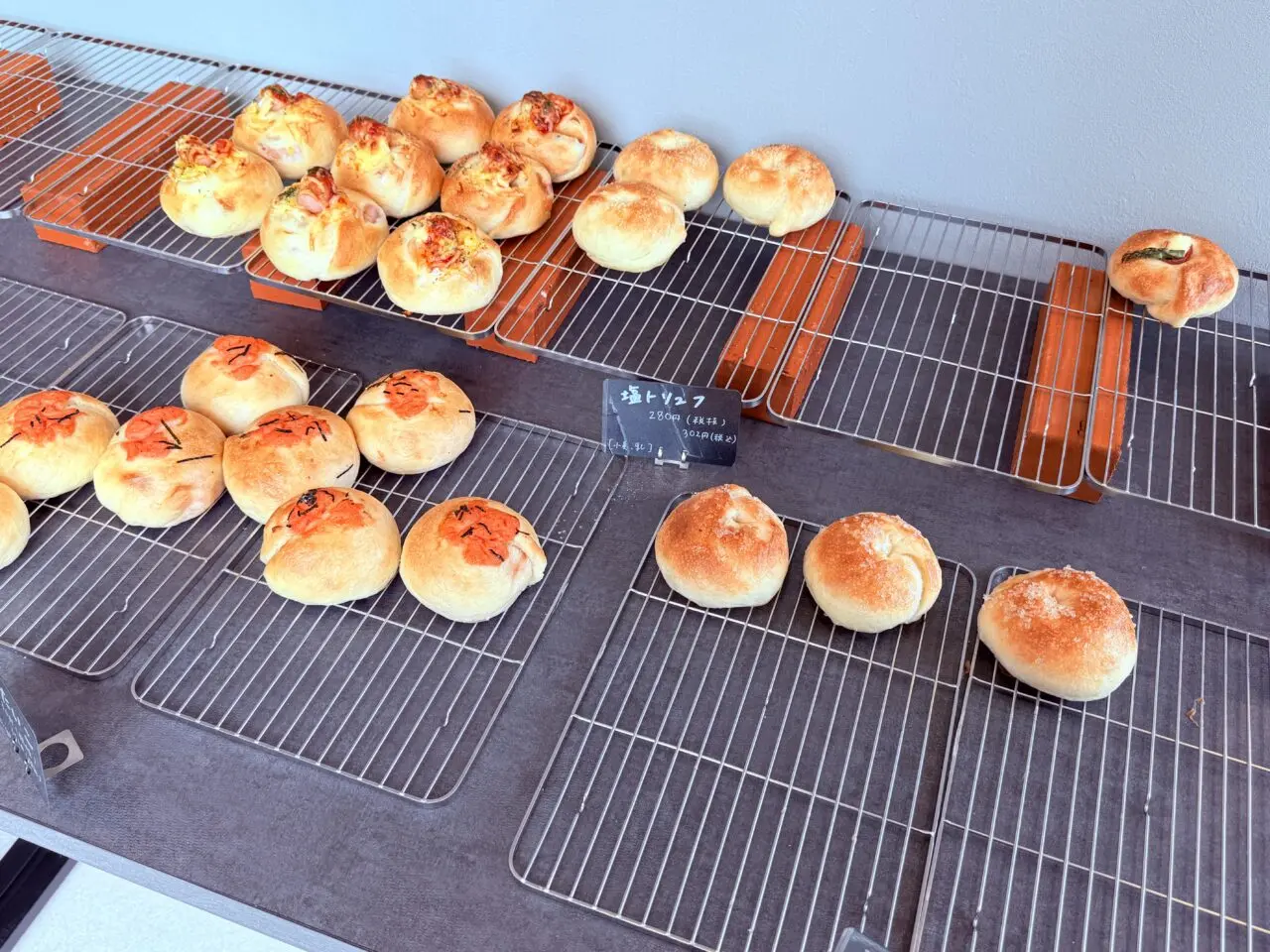 2025年12月6日にプレオープンしたベーグルとカヌレのお店「a lot of bagel」のベーグル