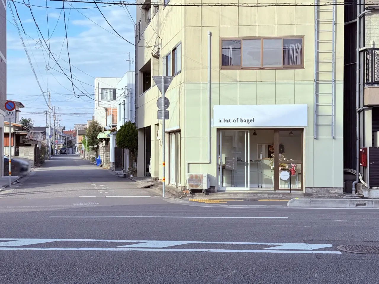 2025年12月6日にプレオープンしたベーグルとカヌレのお店「a lot of bagel」の外観