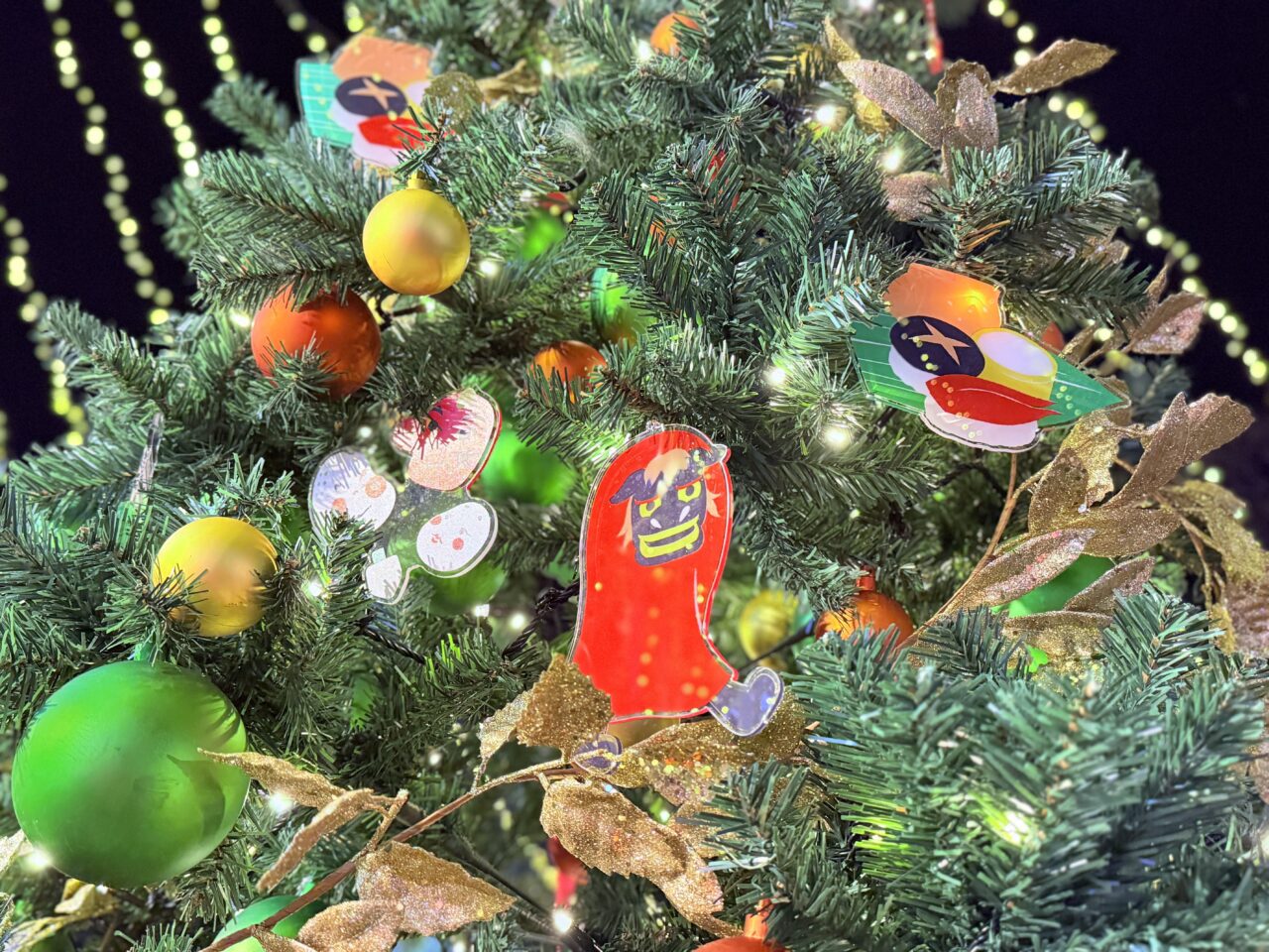 「クリスマスマーケット 2025 in 高知」に飾られた「よさこい高知文化祭2026」をPRする“よさぶんツリー”