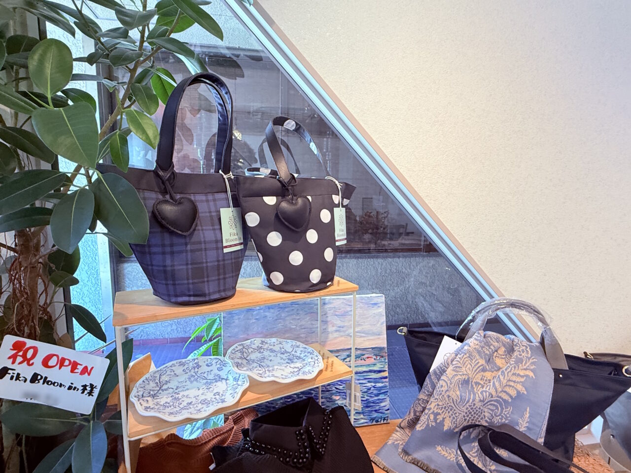 2025年11月21日にオープンしたカフェ×雑貨×レンタルスペースの複合型店舗「Fika Bloom in」の店内の様子