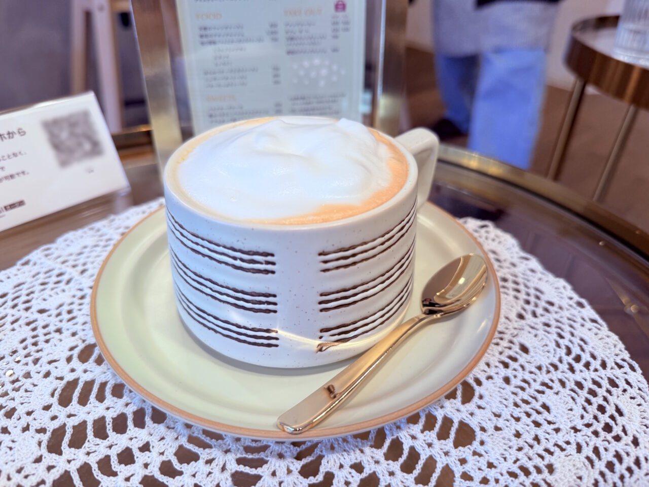 2025年11月21日にオープンしたカフェ×雑貨×レンタルスペースの複合型店舗「Fika Bloom in」の「カフェ・オ・レ」