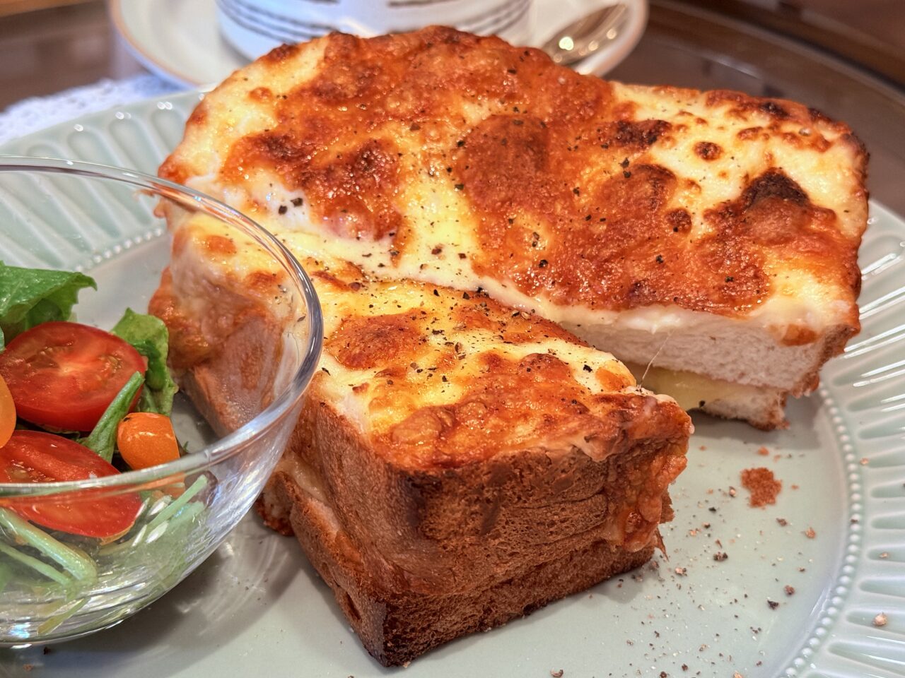 2025年11月21日にオープンしたカフェ×雑貨×レンタルスペースの複合型店舗「Fika Bloom in」の「琥珀のクロックムッシュ」