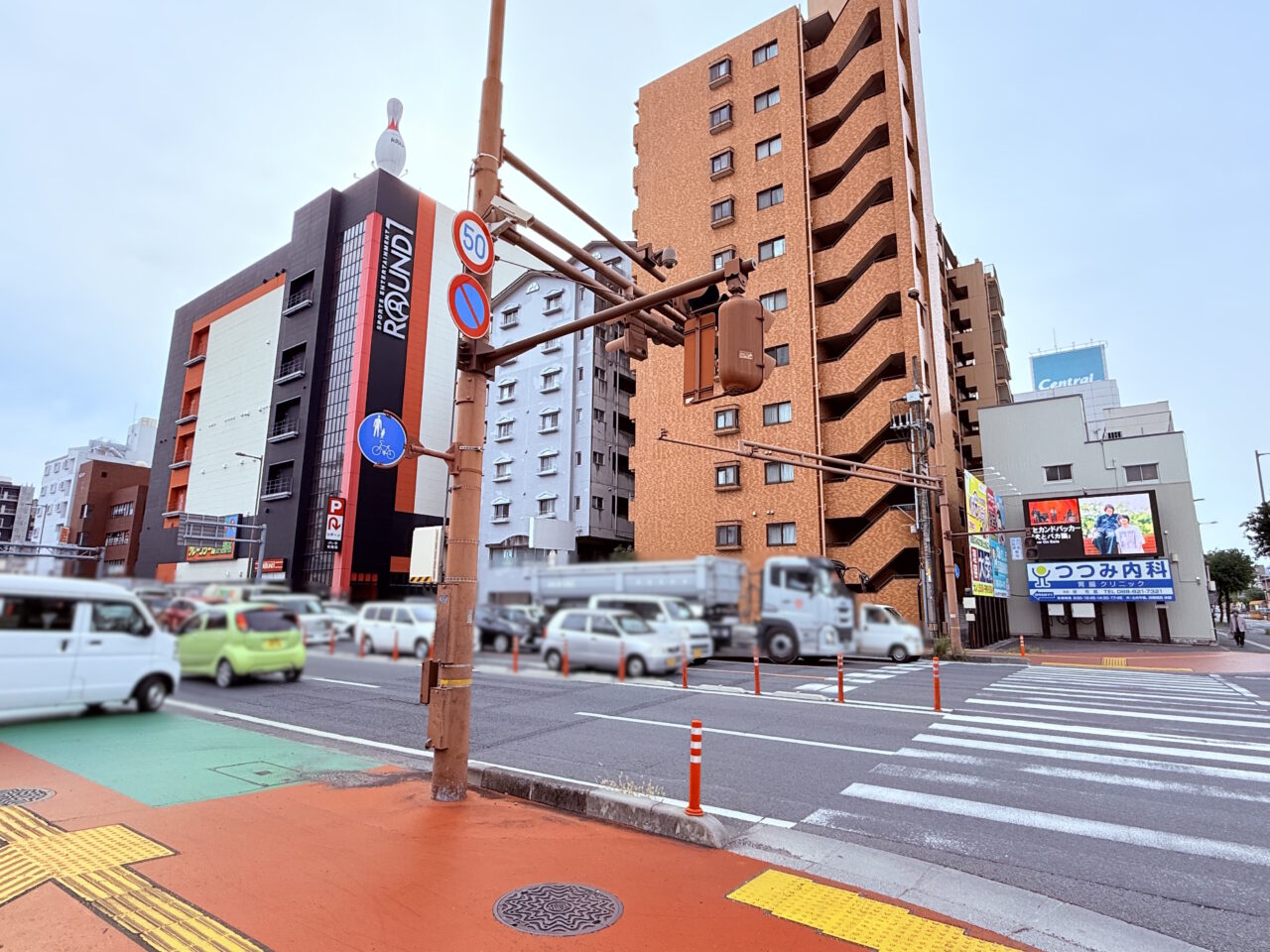 2025年11月8日に高知市中宝永町にグランドオープンした「UNPLUGGED Burger&Donuts」の周辺の様子