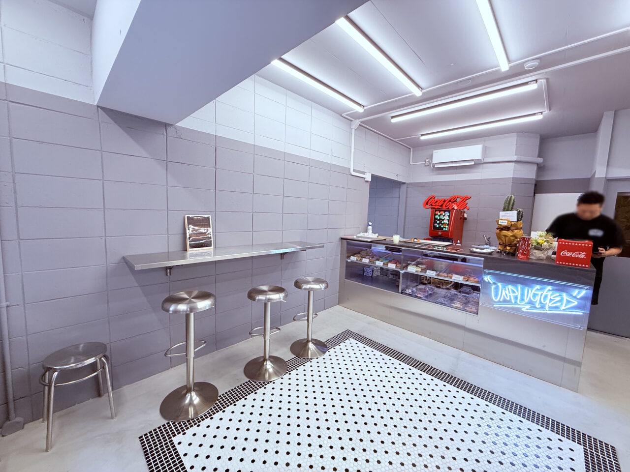 2025年11月8日に高知市中宝永町にグランドオープンした「UNPLUGGED Burger&Donuts」の店内の様子