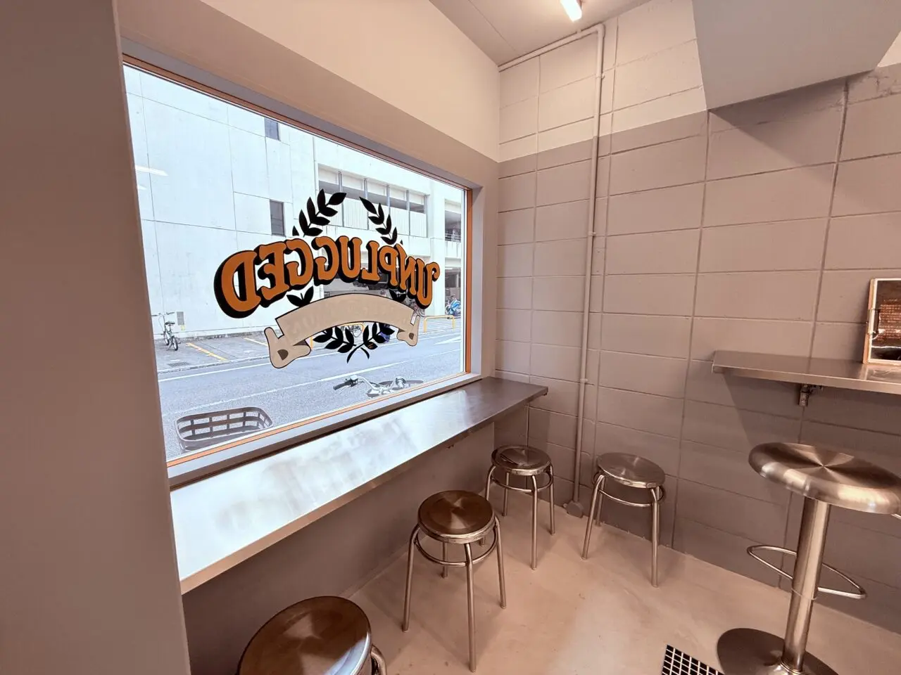 2025年11月8日に高知市中宝永町にグランドオープンした「UNPLUGGED Burger&Donuts」の店内の様子