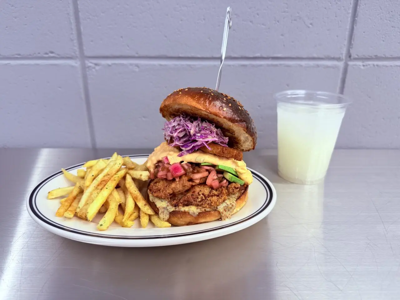 2025年11月8日に高知市中宝永町にグランドオープンした「UNPLUGGED Burger&Donuts」の「オーロラ アボカド クランチ（チキン）」セット