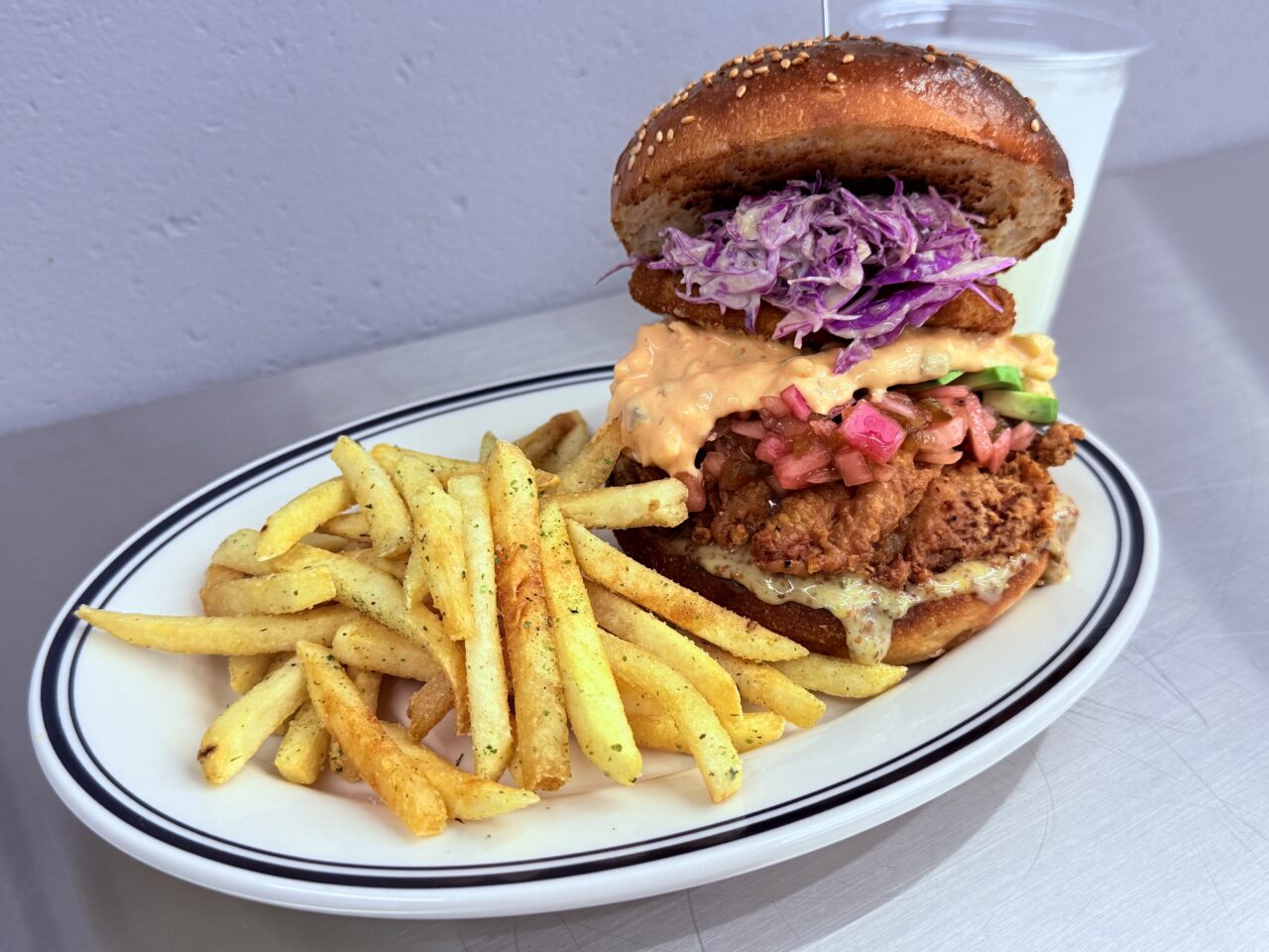 2025年11月8日に高知市中宝永町にグランドオープンした「UNPLUGGED Burger&Donuts」の「オーロラ アボカド クランチ（チキン）」セット