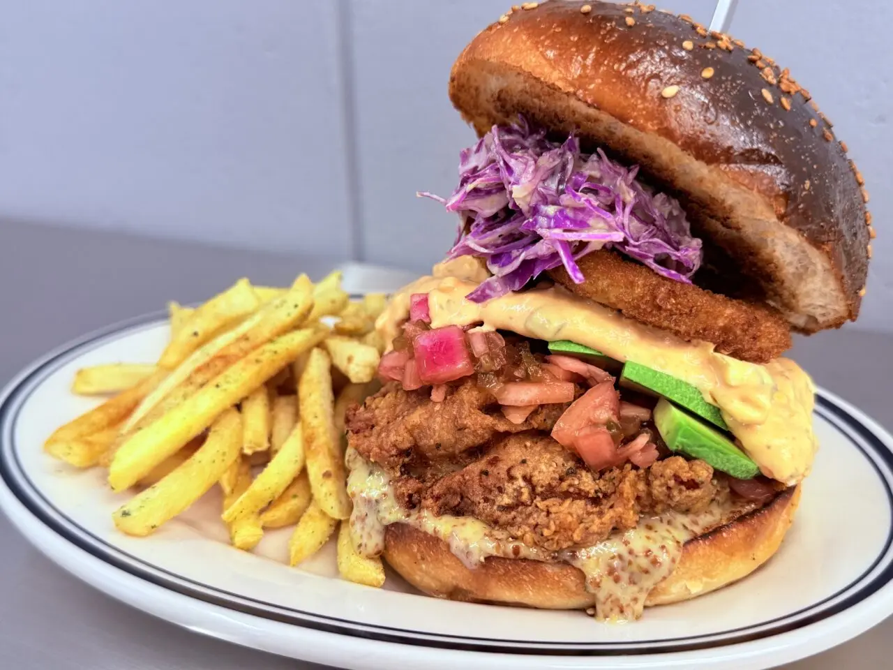 2025年11月8日に高知市中宝永町にグランドオープンした「UNPLUGGED Burger&Donuts」の「オーロラ アボカド クランチ（チキン）」セット