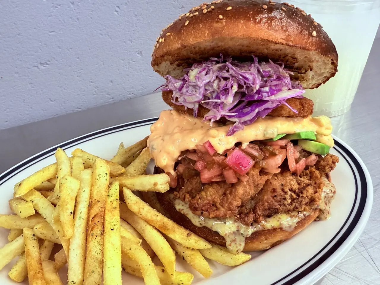 2025年11月8日に高知市中宝永町にグランドオープンした「UNPLUGGED Burger&Donuts」の「オーロラ アボカド クランチ（チキン）」セット