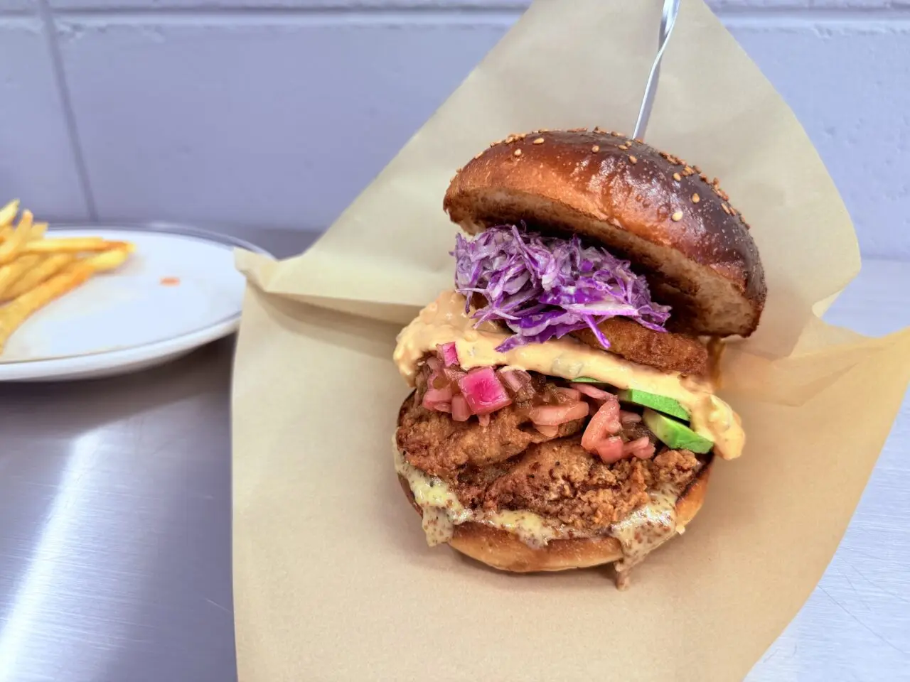 2025年11月8日に高知市中宝永町にグランドオープンした「UNPLUGGED Burger&Donuts」の「オーロラ アボカド クランチ（チキン）」