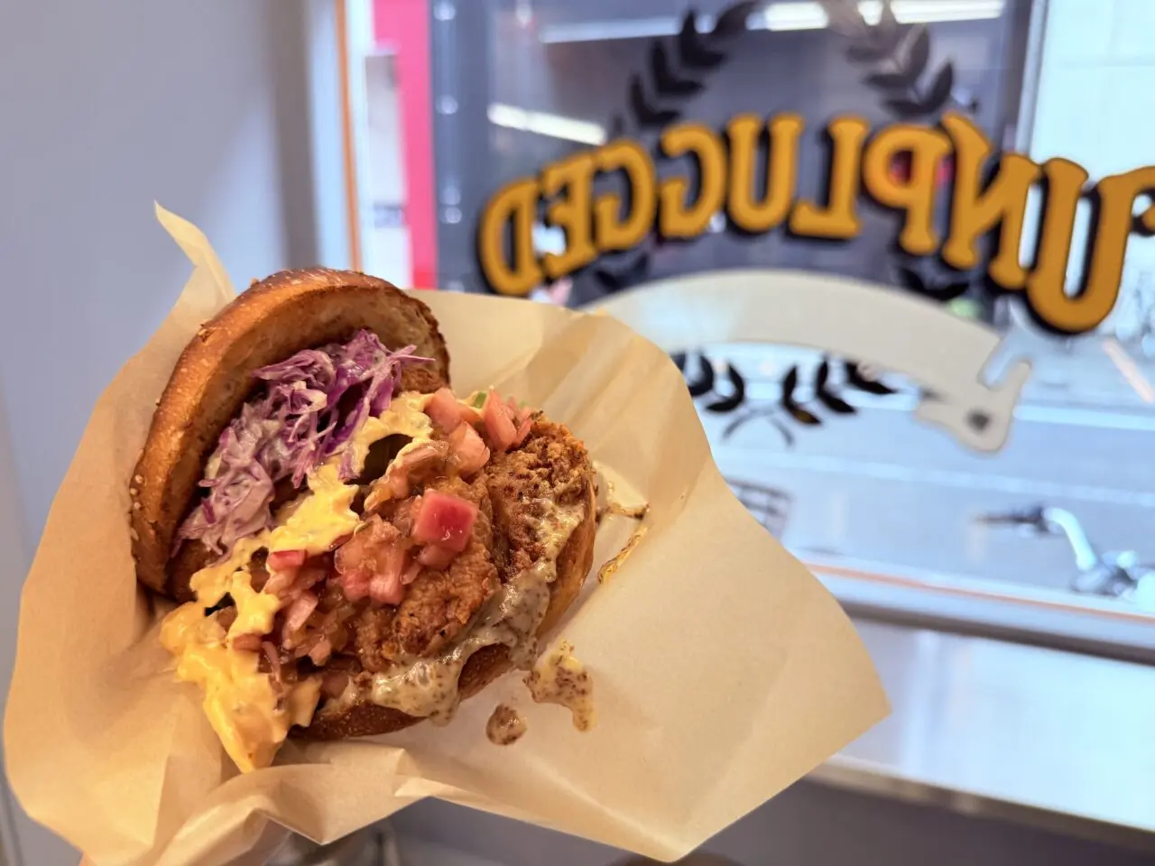 2025年11月8日に高知市中宝永町にグランドオープンした「UNPLUGGED Burger&Donuts」の「オーロラ アボカド クランチ（チキン）」