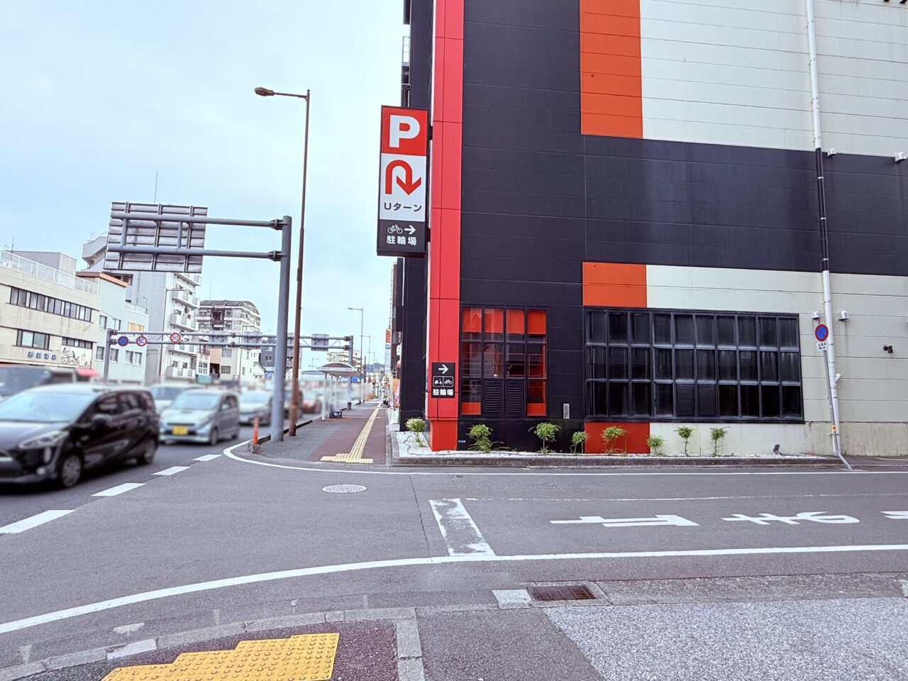 2025年11月8日に高知市中宝永町にグランドオープンした「UNPLUGGED Burger&Donuts」の周辺の様子