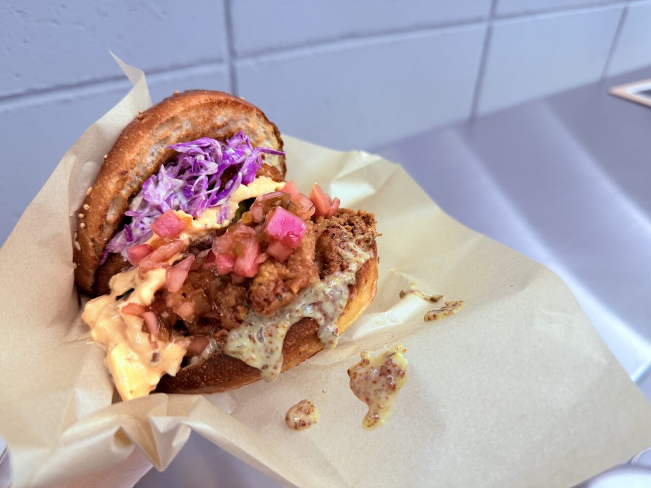 2025年11月8日に高知市中宝永町にグランドオープンした「UNPLUGGED Burger&Donuts」の「オーロラ アボカド クランチ（チキン）」