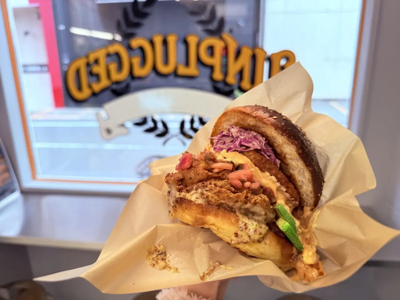 2025年11月8日に高知市中宝永町にグランドオープンした「UNPLUGGED Burger&Donuts」の「オーロラ アボカド クランチ（チキン）」