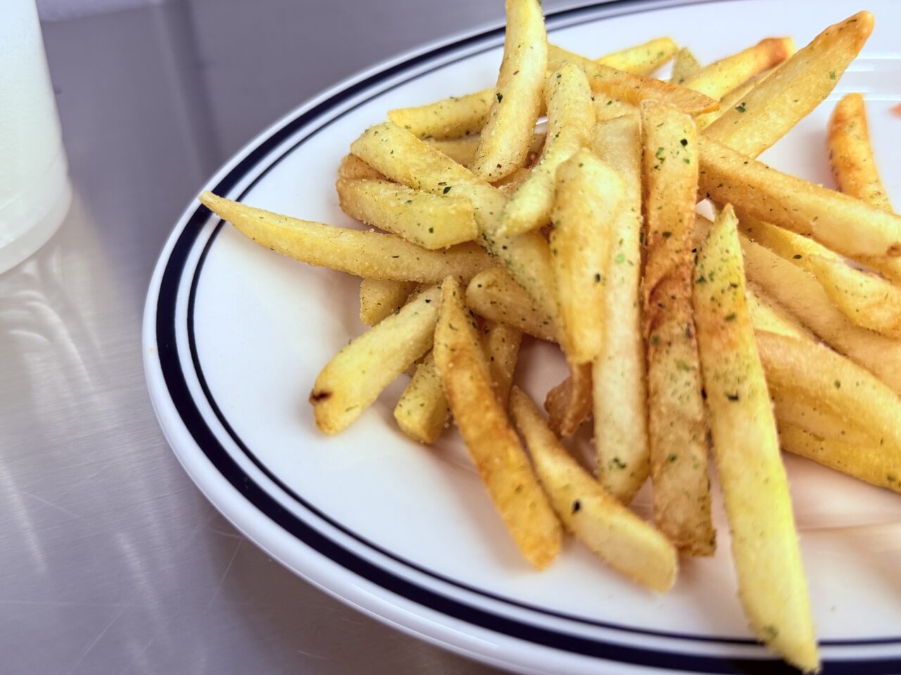 2025年11月8日に高知市中宝永町にグランドオープンした「UNPLUGGED Burger&Donuts」のポテト