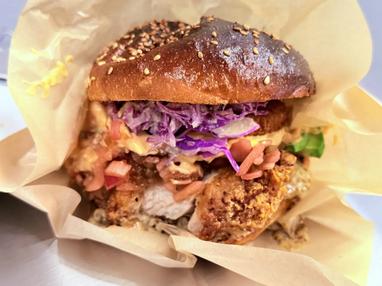 2025年11月8日に高知市中宝永町にグランドオープンした「UNPLUGGED Burger&Donuts」の「オーロラ アボカド クランチ（チキン）」