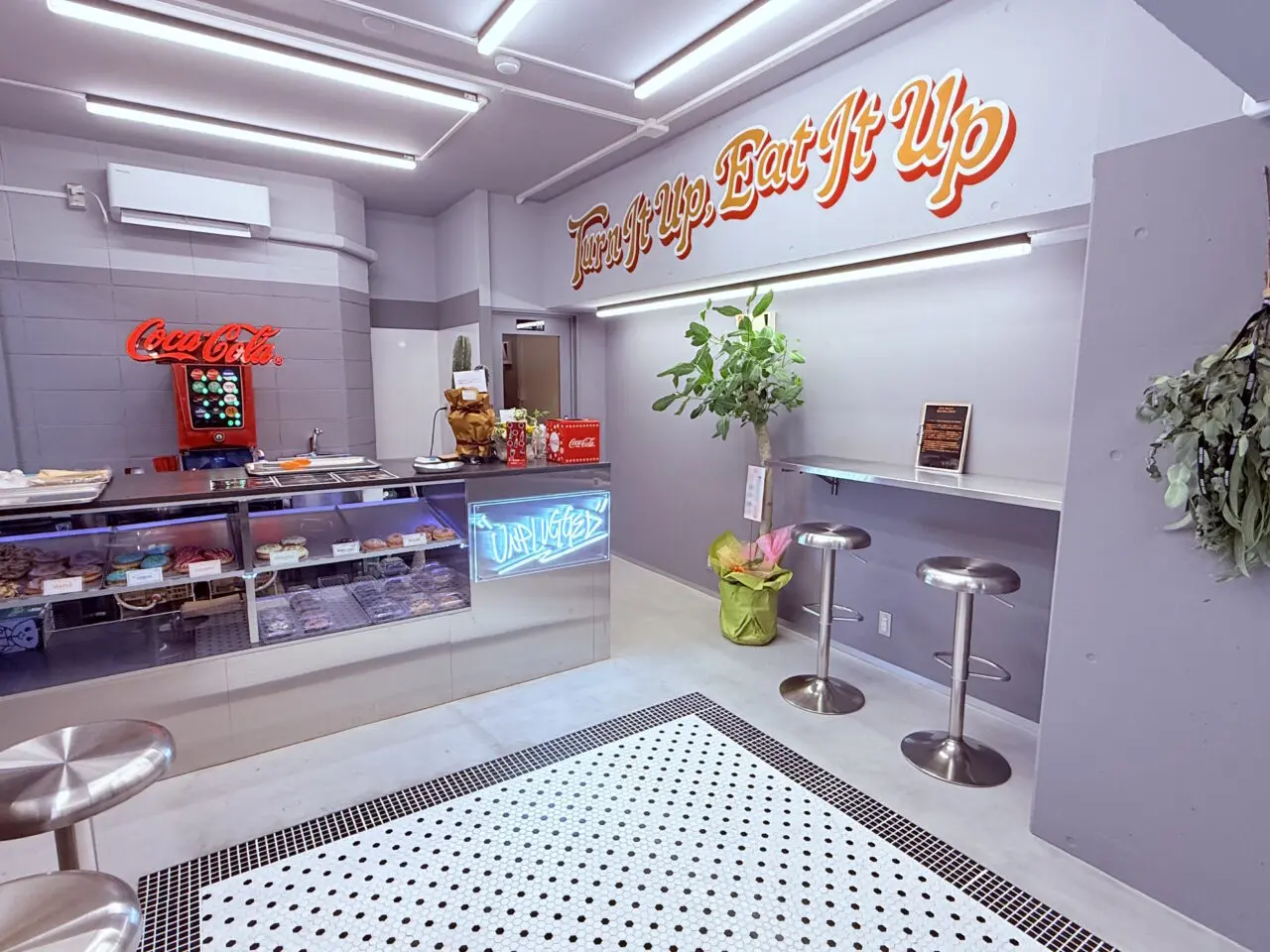 2025年11月8日に高知市中宝永町にグランドオープンした「UNPLUGGED Burger&Donuts」の店内の様子