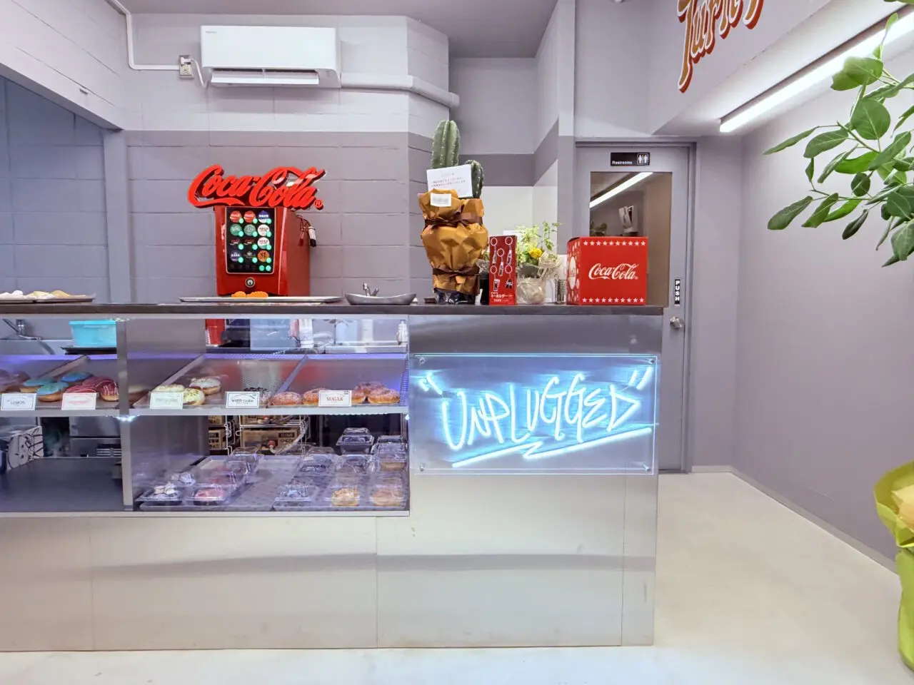 2025年11月8日に高知市中宝永町にグランドオープンした「UNPLUGGED Burger&Donuts」の店内の様子