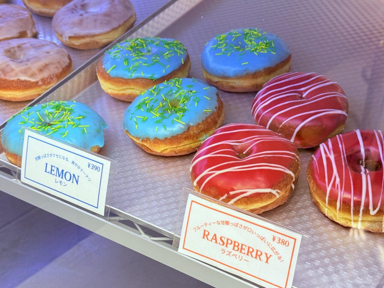 2025年11月8日に高知市中宝永町にグランドオープンした「UNPLUGGED Burger&Donuts」で販売されている「YAIRO DONUTS」のドーナツ