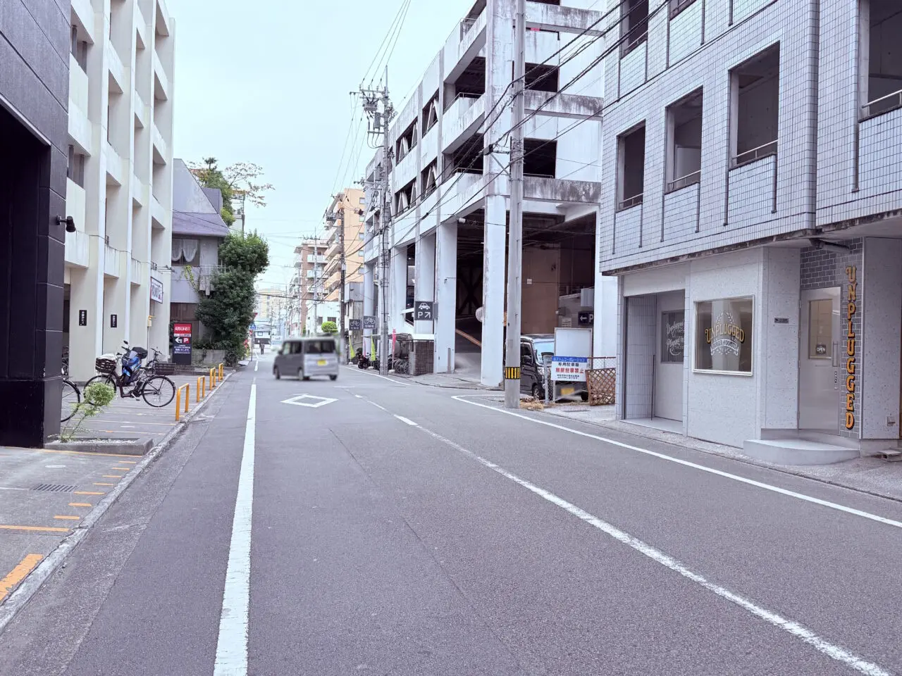 2025年11月8日に高知市中宝永町にグランドオープンした「UNPLUGGED Burger&Donuts」の外観