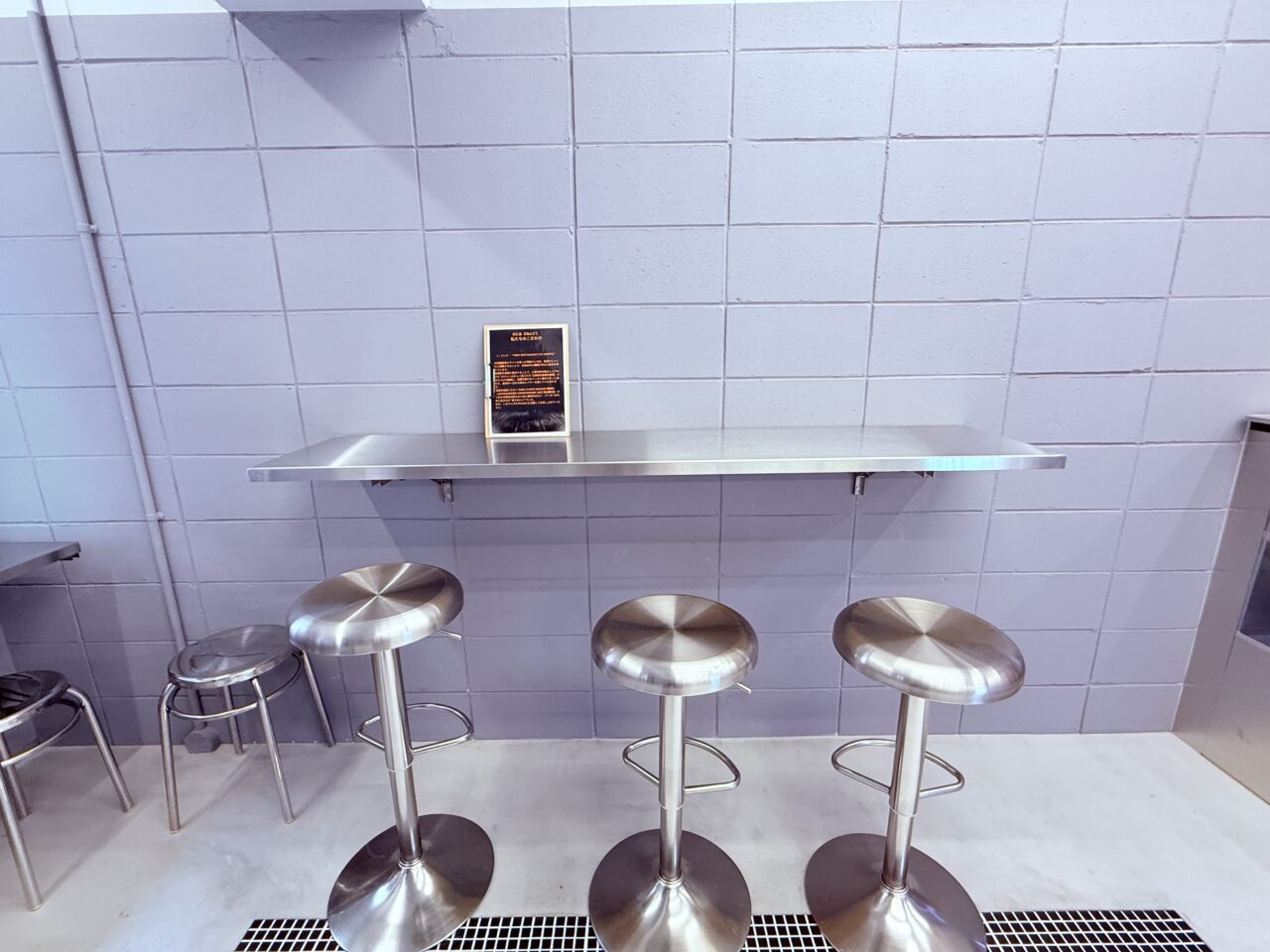 2025年11月8日に高知市中宝永町にグランドオープンした「UNPLUGGED Burger&Donuts」の店内の様子