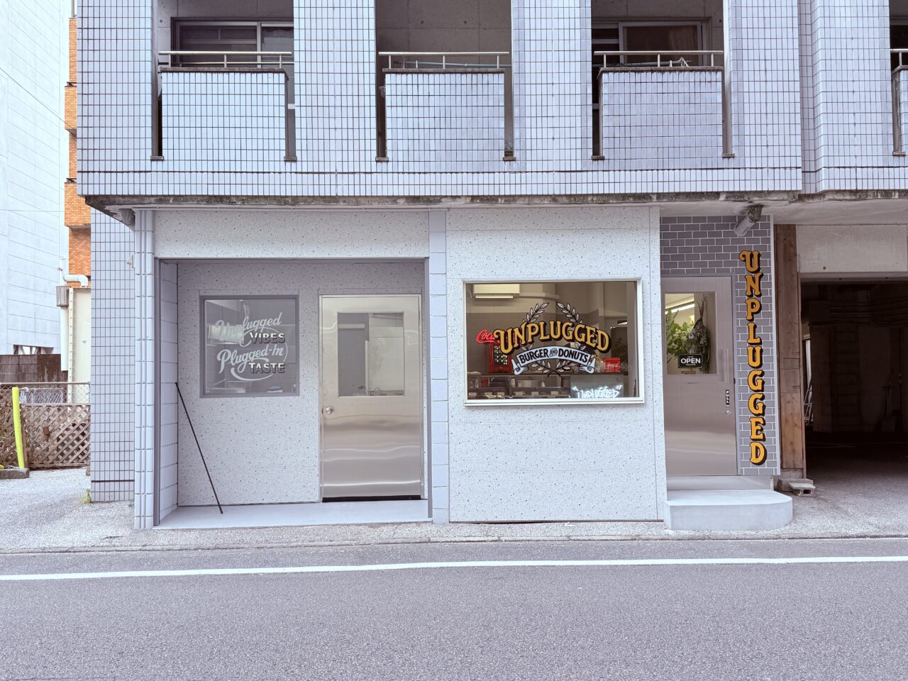 2025年11月8日に高知市中宝永町にグランドオープンした「UNPLUGGED Burger&Donuts」の外観