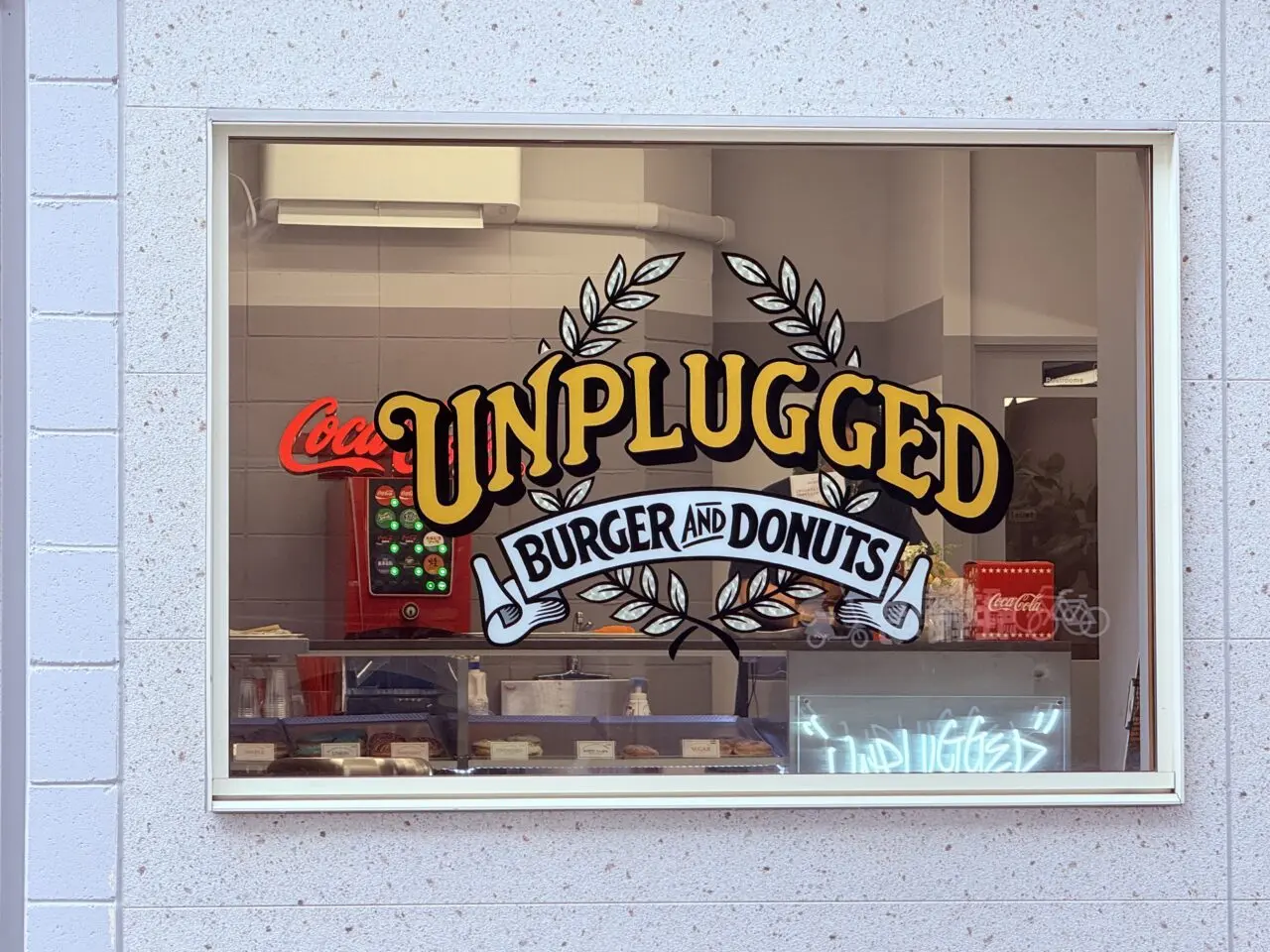 2025年11月8日に高知市中宝永町にグランドオープンした「UNPLUGGED Burger&Donuts」の外観
