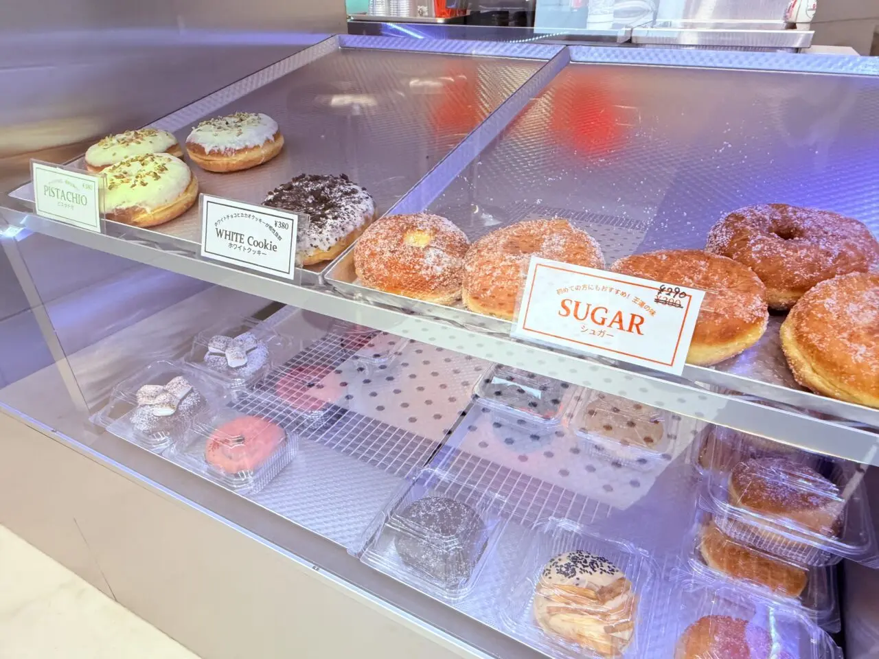 2025年11月8日に高知市中宝永町にグランドオープンした「UNPLUGGED Burger&Donuts」で販売されている「YAIRO DONUTS」のドーナツ