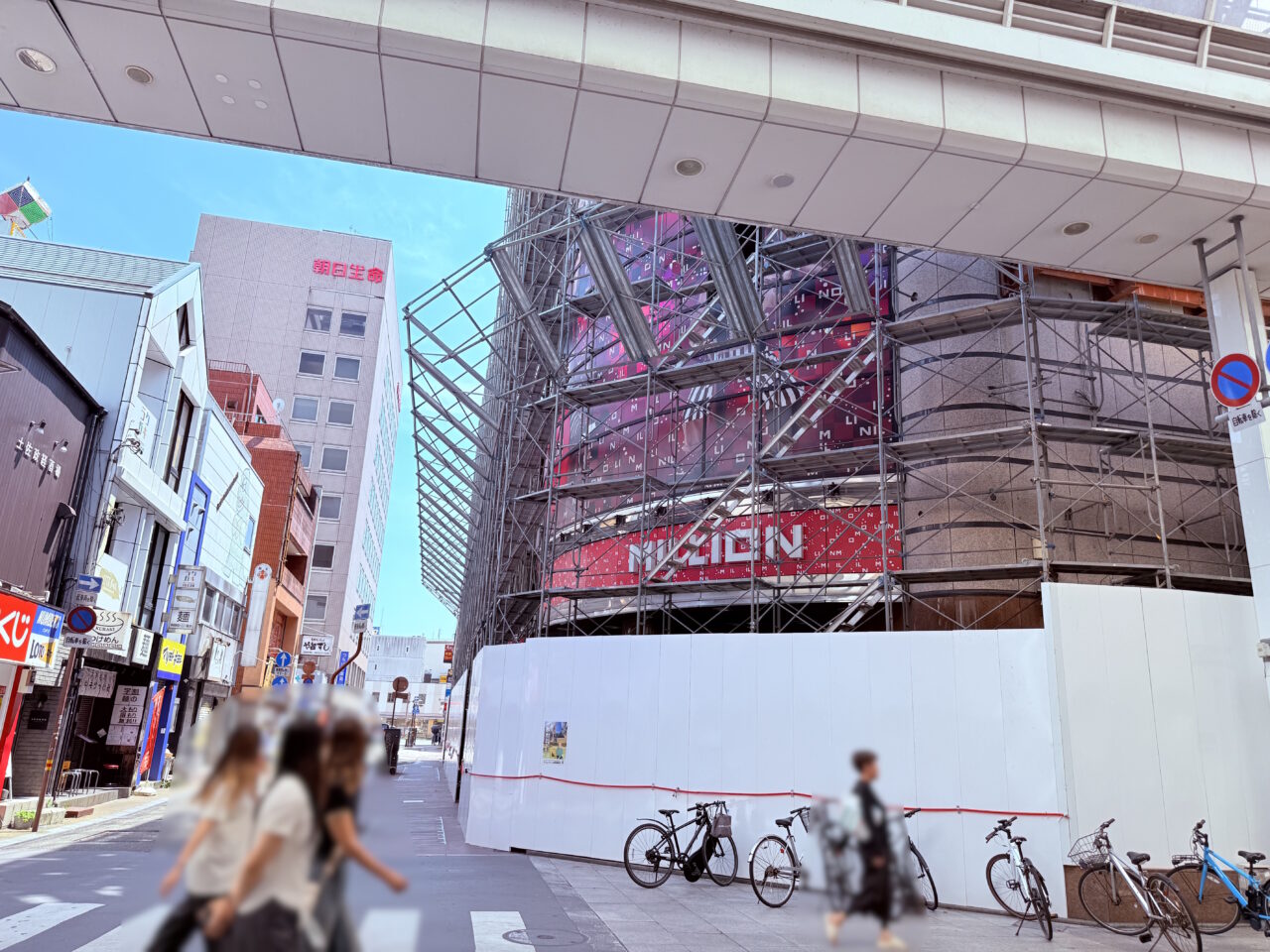 「（仮称）高知帯屋町ホテル」の建築確認板があるパチンコ店「ミリオン 帯屋町店」跡地