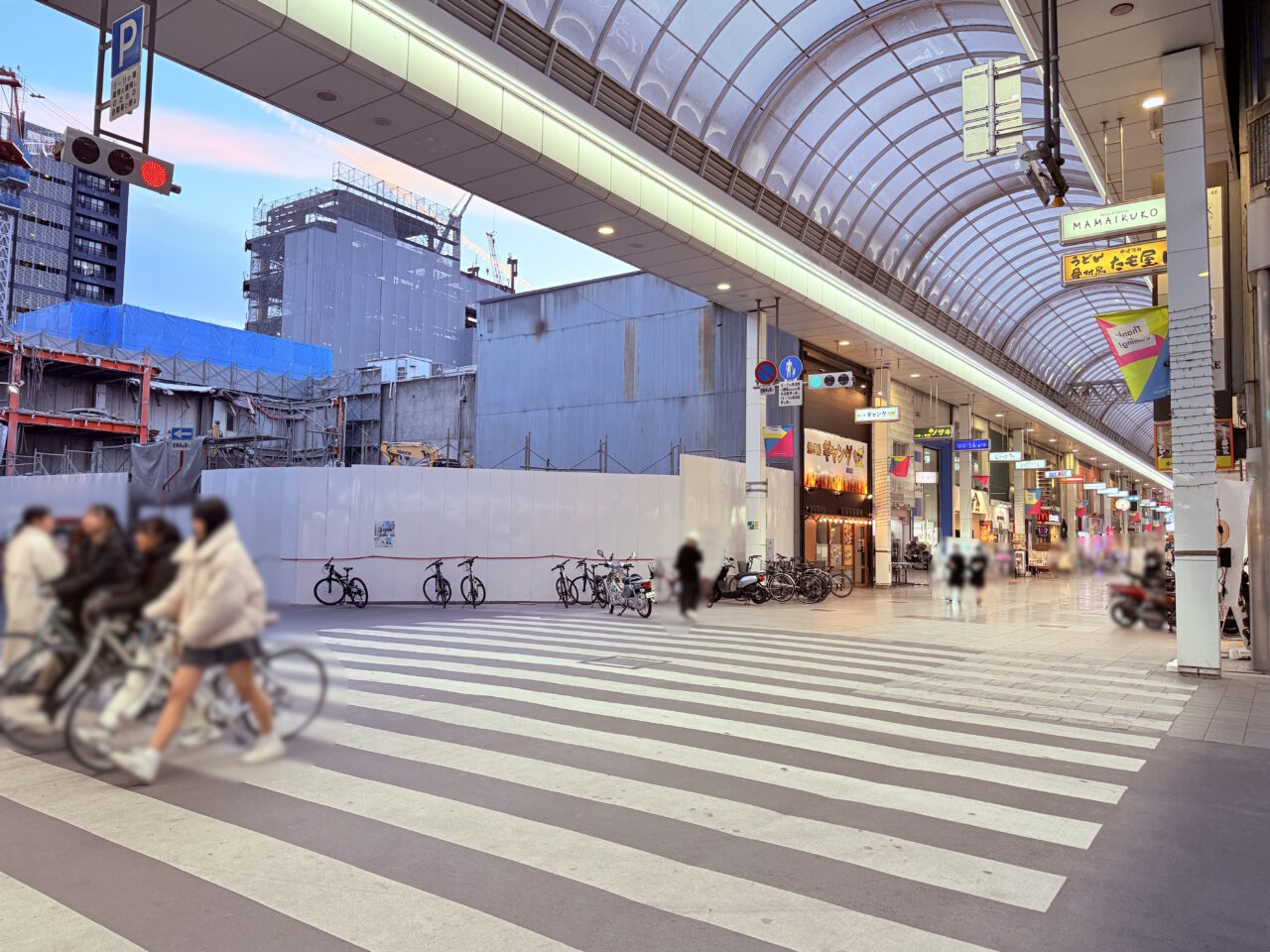 「（仮称）高知帯屋町ホテル」の建築確認板があるパチンコ店「ミリオン 帯屋町店」跡地