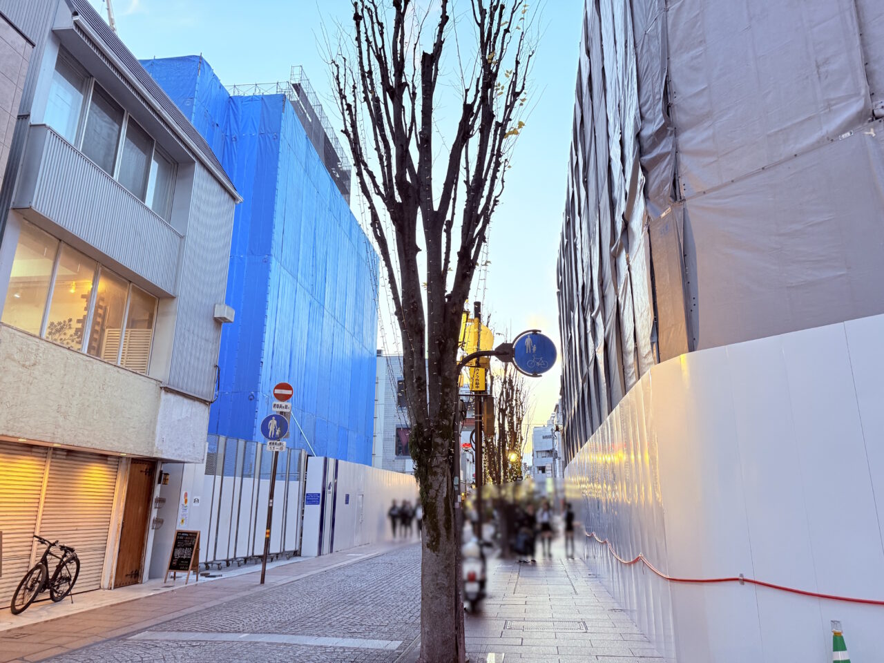 「（仮称）高知帯屋町ホテル」の建築確認板があるパチンコ店「ミリオン 帯屋町店」跡地