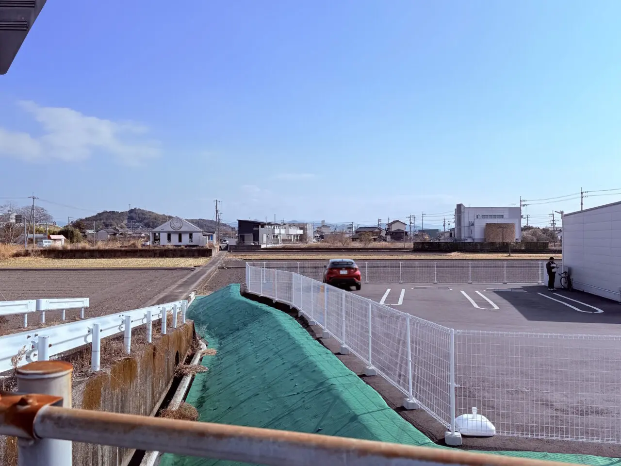 「らーめん チョンマゲ」の看板がついた建物の周辺の様子