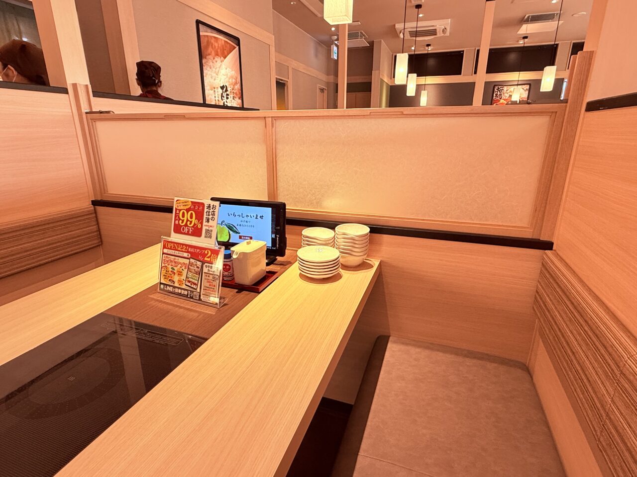 2026年2月11日にグランドオープンした「寿司・しゃぶしゃぶ ゆず庵 高知店」の店内の様子