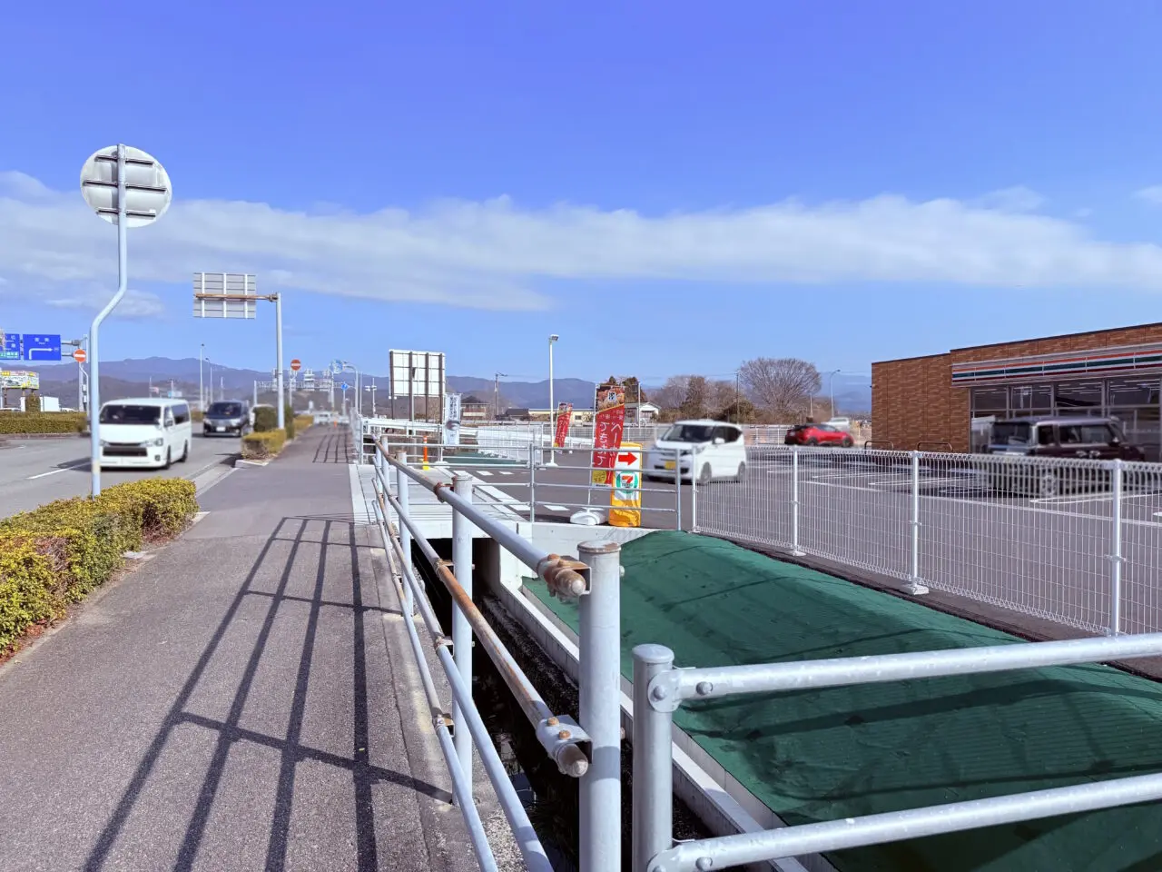 「らーめん チョンマゲ」の看板がついた建物の周辺の様子