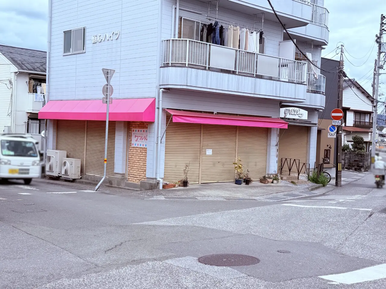 閉店した高知市旭上町の人気のパン屋さん「ワールドベーカリー」の外観