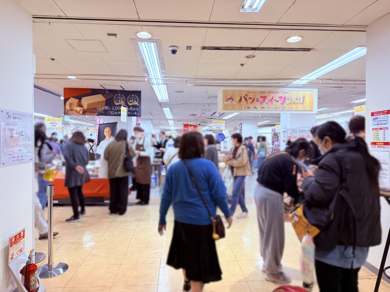 高知大丸で開催中の「さんのすけ厳選！パン＆スイーツフェス2026」の様子