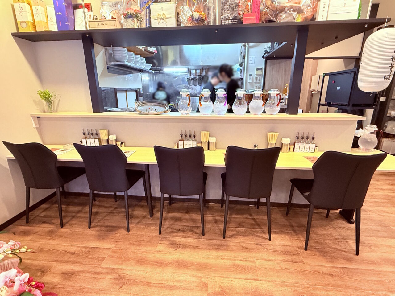 高知市本町の「人類みなまぜそば」の店内の様子