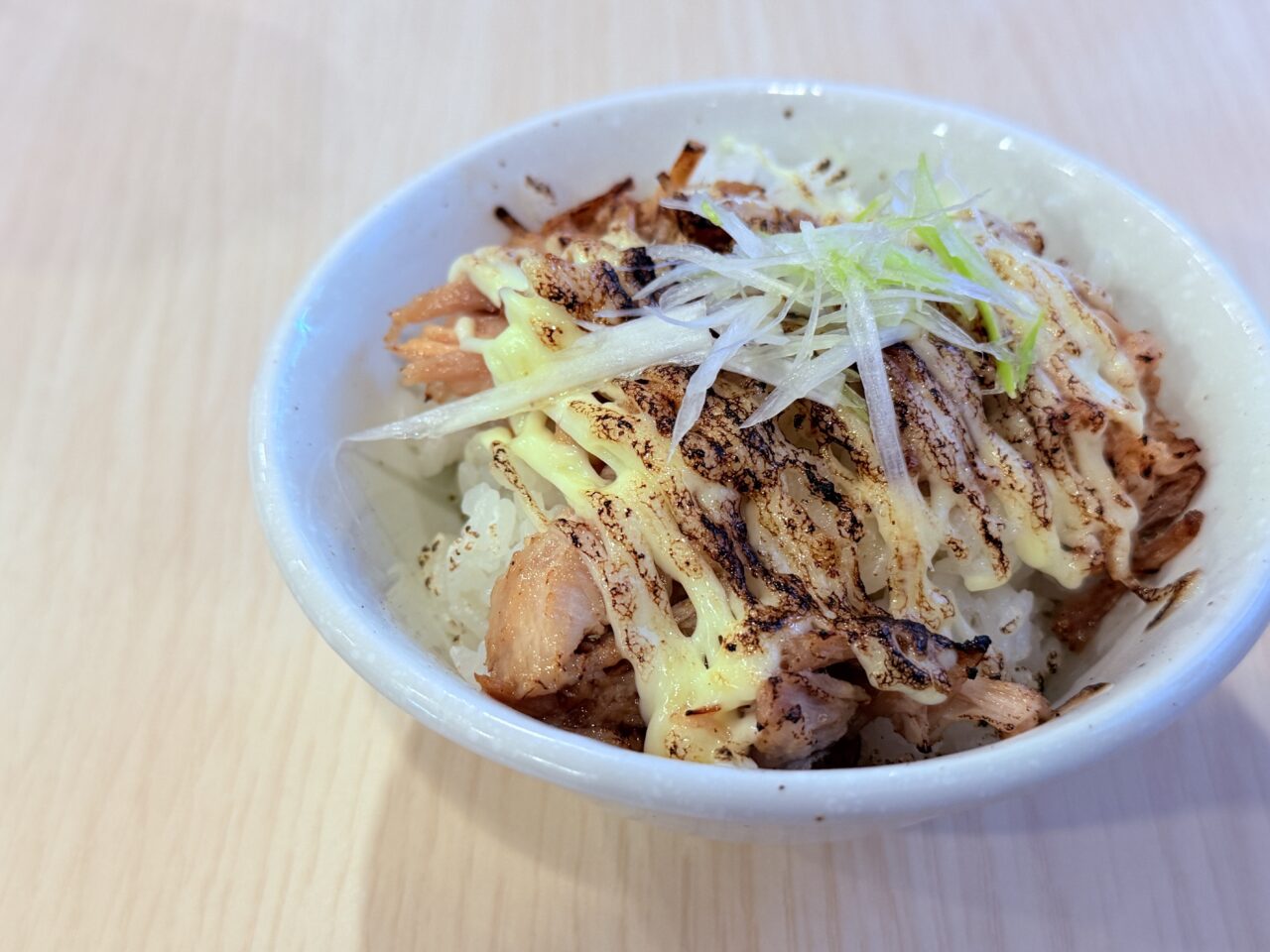 高知市本町の「人類みなまぜそば」の炙りチャーシューマヨ丼
