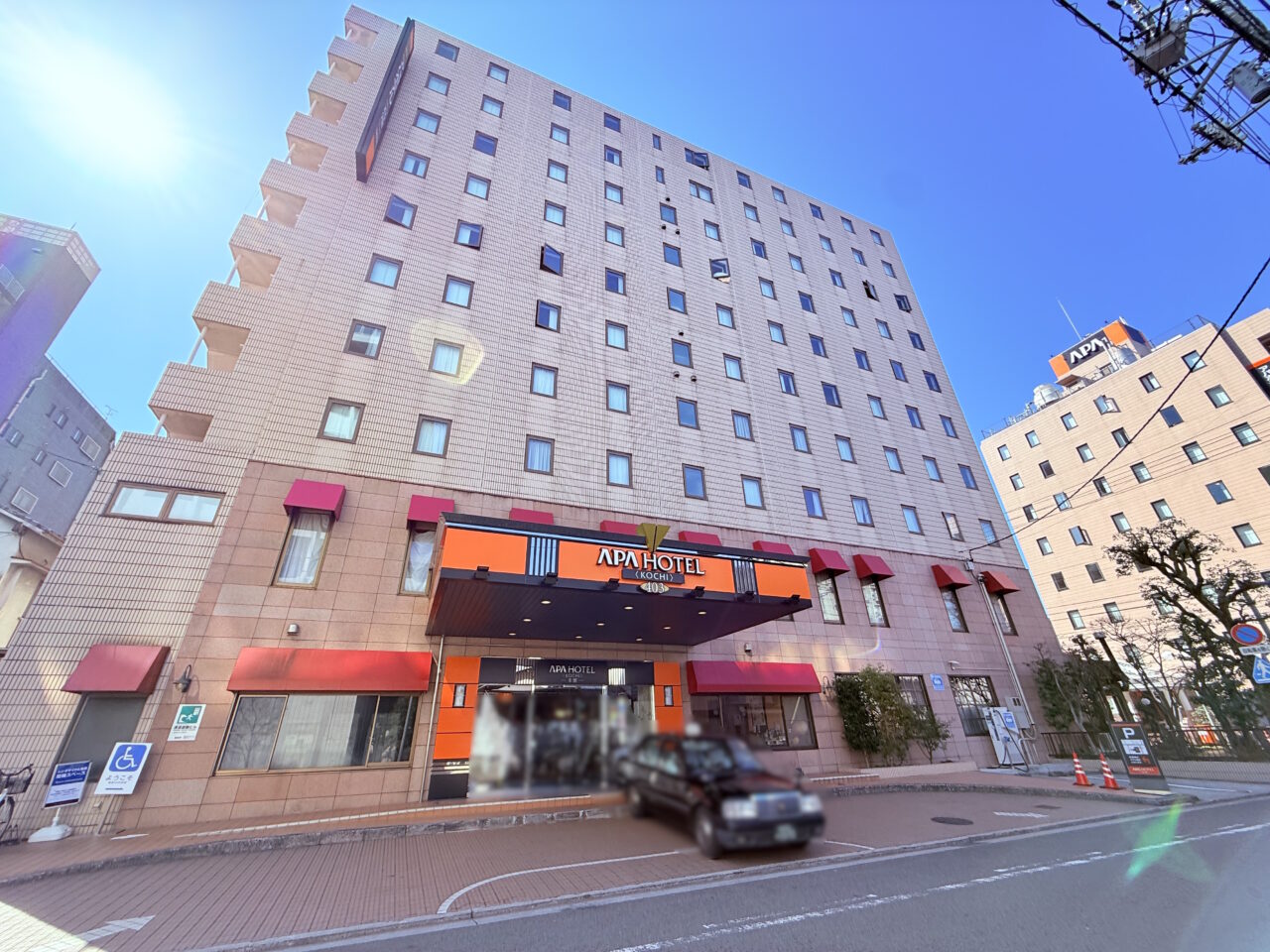 2026年3月6日に、「高知パレスホテル」からリブランドオープンした「アパホテル〈高知〉」の外観