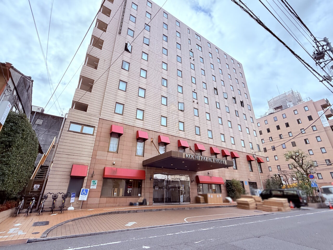 「アパホテル〈高知〉」にリブランドする前の「高知パレスホテル」の外観