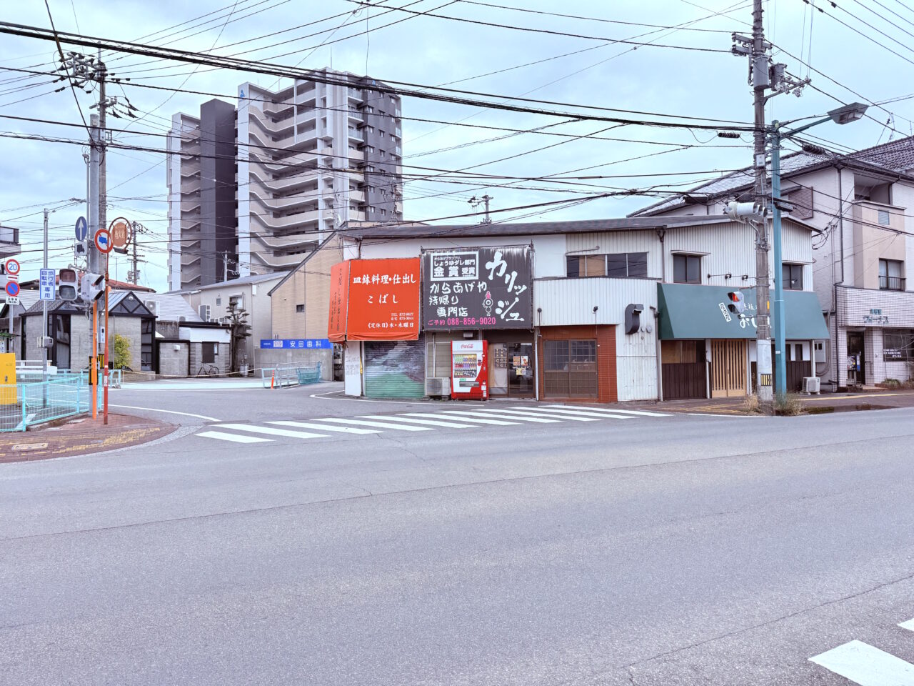 2026年1月末に閉店した居酒屋「鉄板皿おじた」の周辺の様子