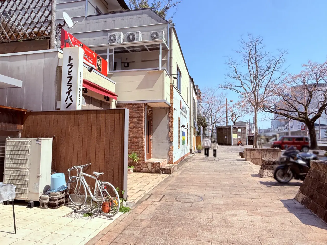 2026年3月13日に閉店した「洋ふう食堂 トラとフライパン」の外観（南側）